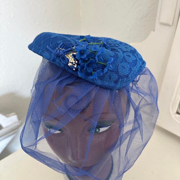 Vintage 1950s Women’s Blue Lace Fascinator Hat Veil Floral Accent Retro Glam - Picture 2 of 3